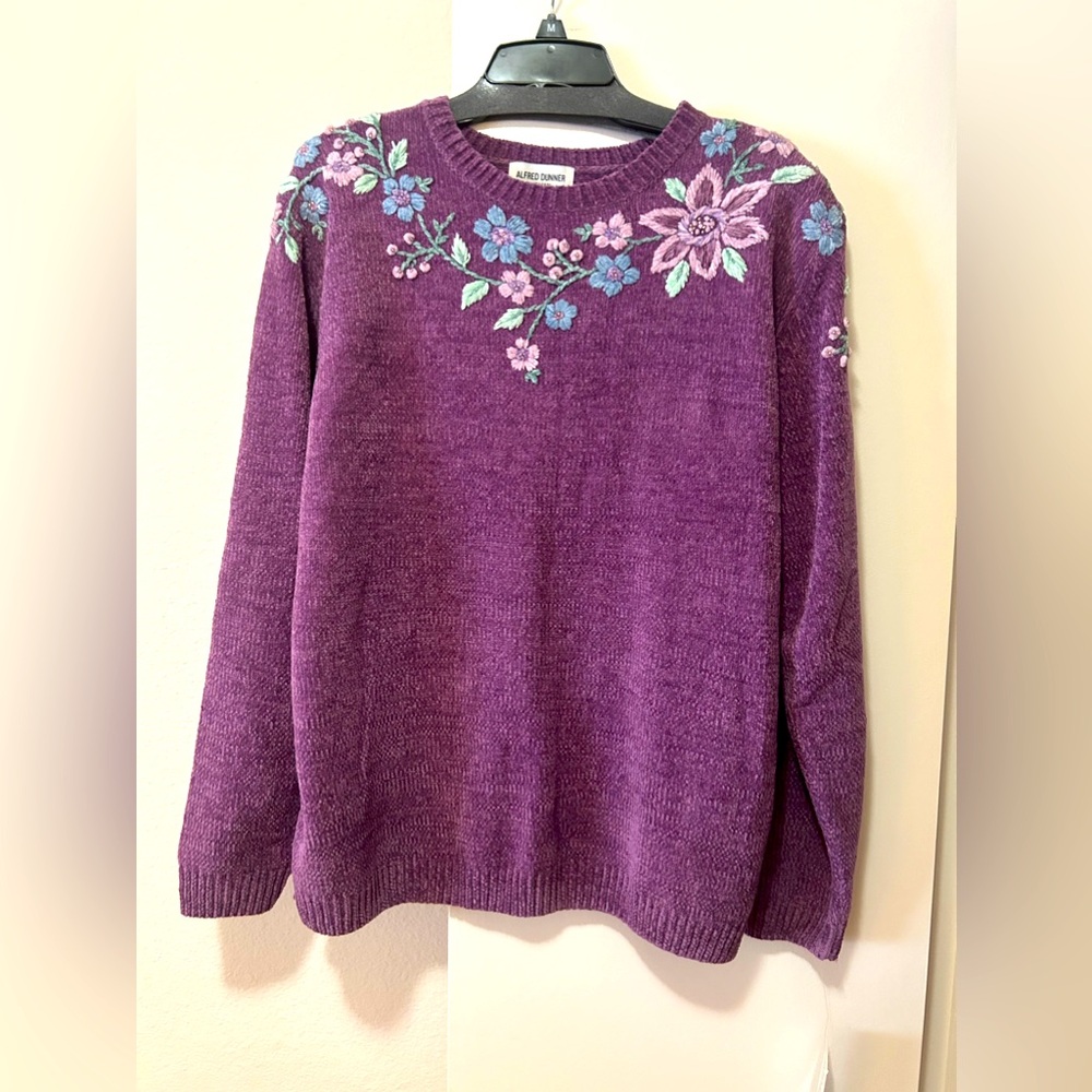 Vintage NWT Alfred Dunner Plum sweatshirt with flower embroidery. Size 2x
